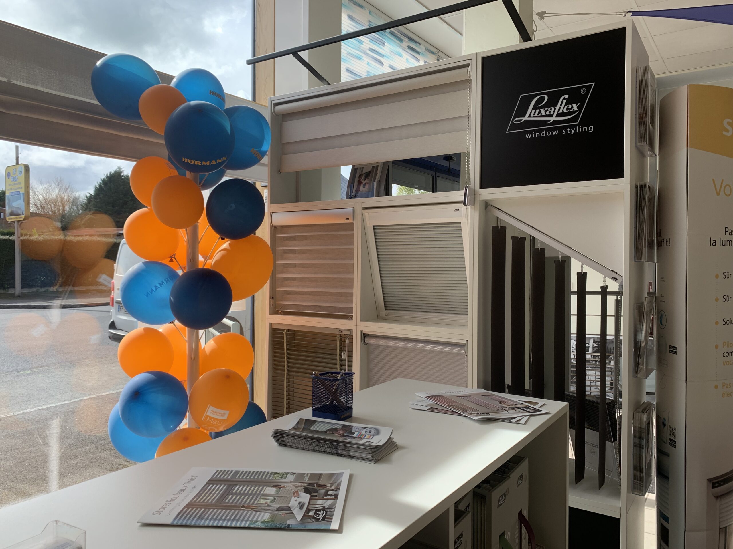 Accueil-Boutique-Interieur-Luxaflex-fenetres-Hormann-Belletoile_FrèresAvranches-50